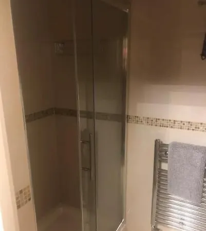 Private Comfortable Bedroom With Ensuite *